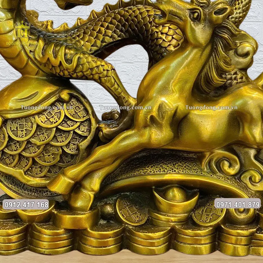 Linh vật Rồng và Ngựa đứng trên đế tiền và đĩnh vàng